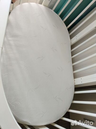 Детская кроватка с маятником