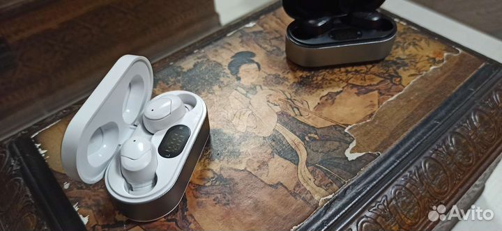 Беспроводные наушники две пары