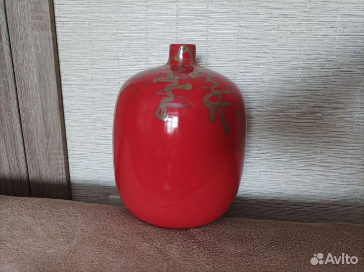 Декоративная красная ваза