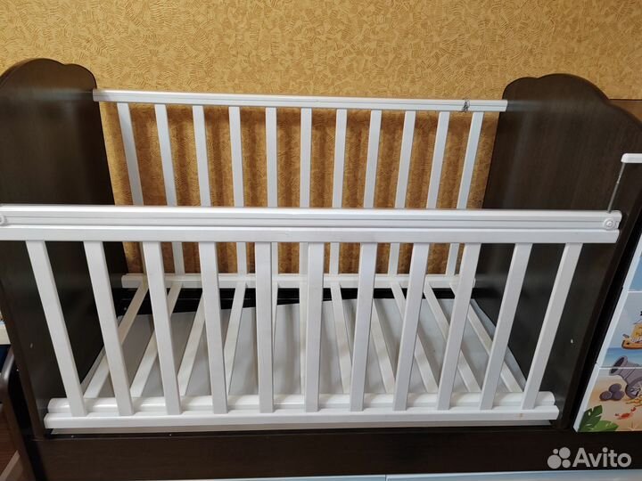 Детская кроватка с маятником