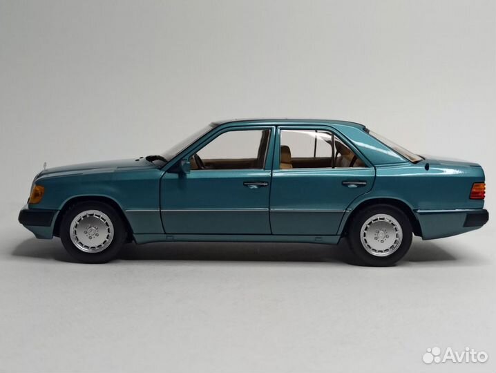 Mercedes 230E (W124) 1989 Beryl Metalic Norev 1:18