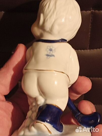 Фарфоровая статуэтка 