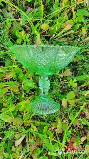 Ваза на ножке зеленое стекло старинная