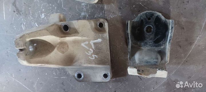 Кронштейн двигателя на Nissan Skyline v35