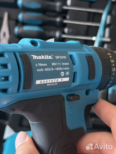 Шуруповерт Makita 26v с набором инструментов