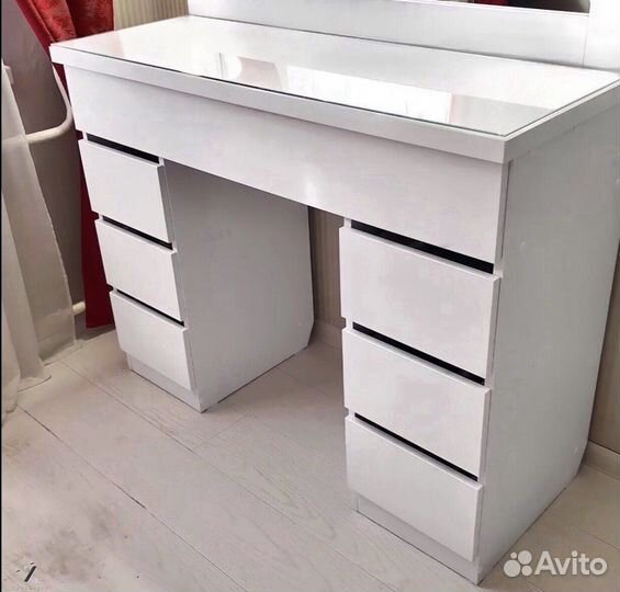 Туалетный столик визажиста и гримерное зеркало