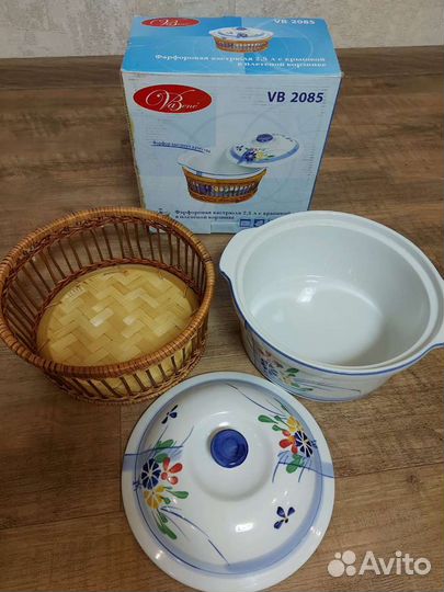 Фарфоровая кастрюля в плетёной корзине