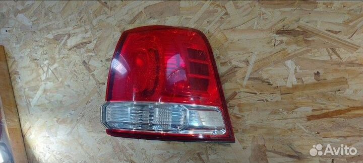 Фонарь задний правый Toyota Land Cruiser 200