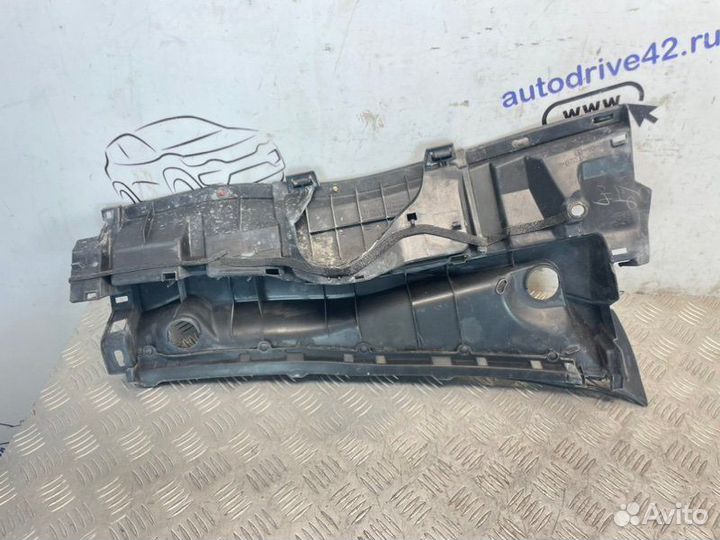 Решетка, жабо под дворники левый Toyota Corolla