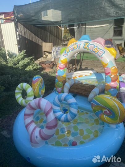 Надувной бассейн с горкой. Детский игровой центр