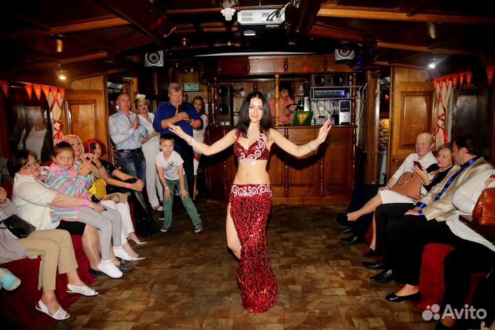 Восточный костюм ярко-красный блестящий