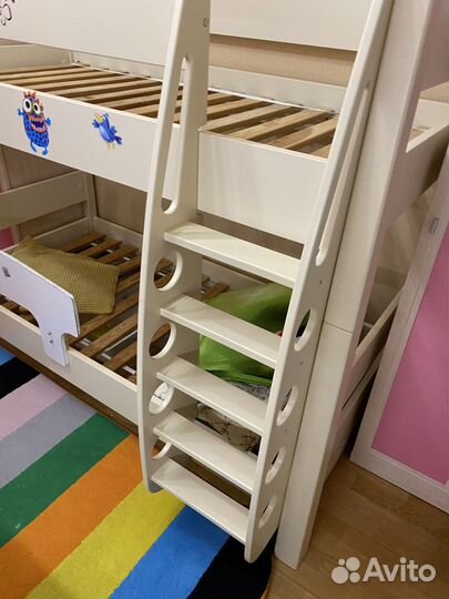 Деревянная двухэтажная кровать