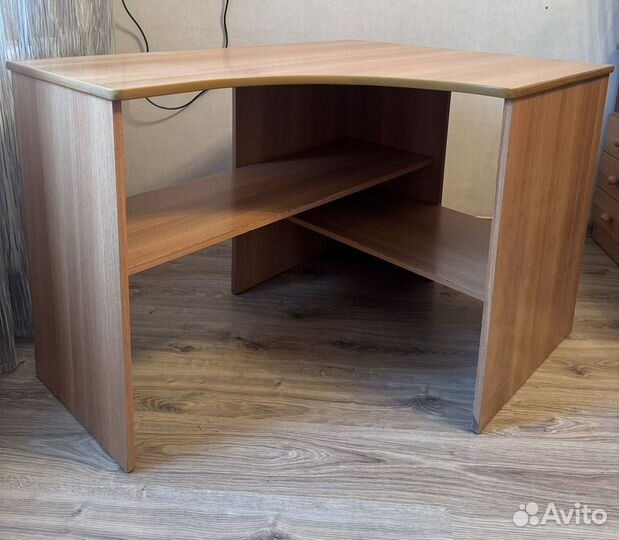Угловой письменный стол