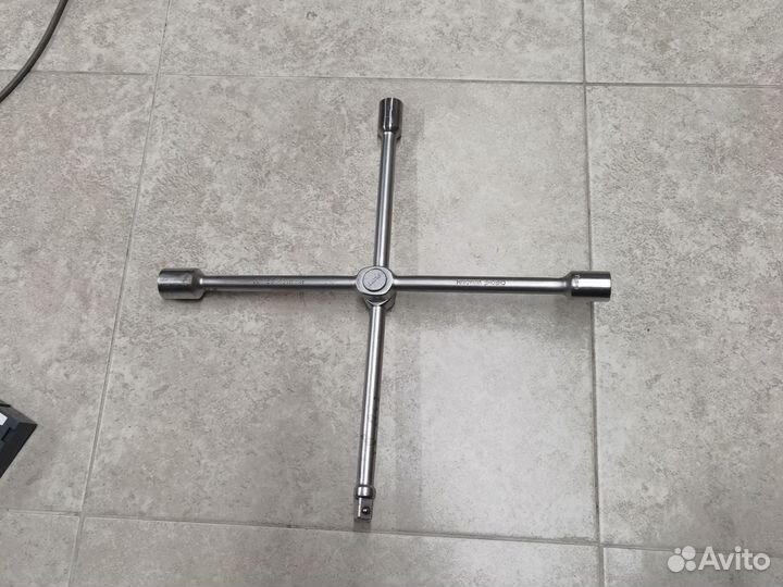 Ключ балонный jonnesway