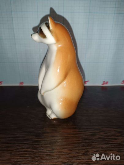 Фарфоровая статуэтка. Сидящий Енот. лфз