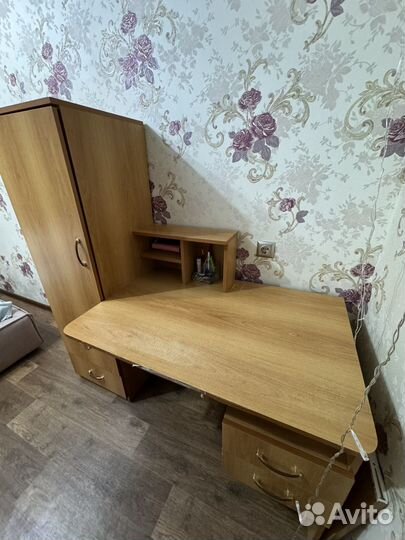 Письменный стол для школьника со шкафом