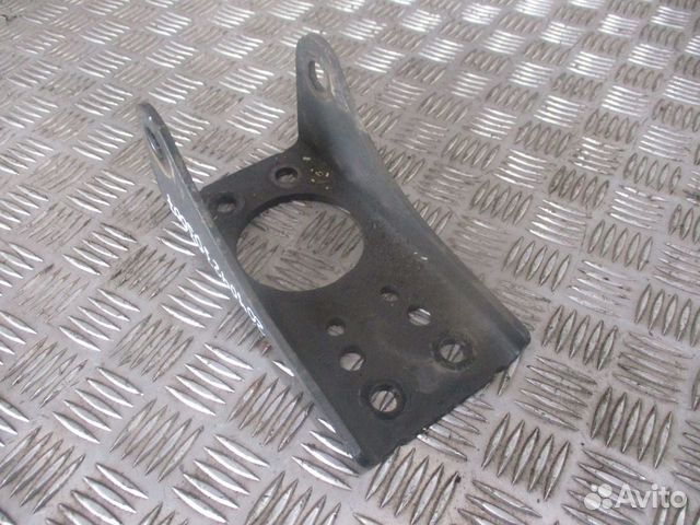 Кронштейн верхнего заднего амортизатора Mercedes-B