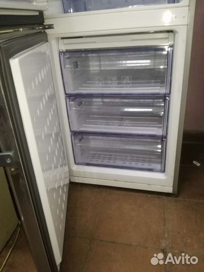 Большой двухкамерный Холодильник стального цвета