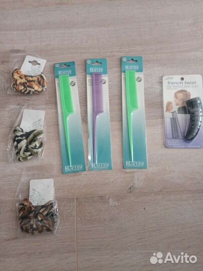 Расчёска, резинки для волос, заколка, бигуди