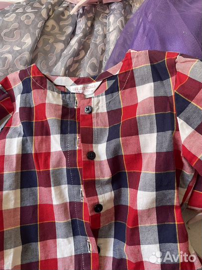 Пакет одежды девочки и Crocs