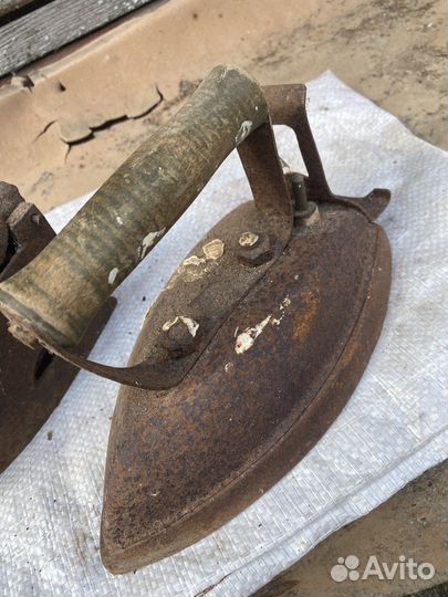 Старинный угольный утюг