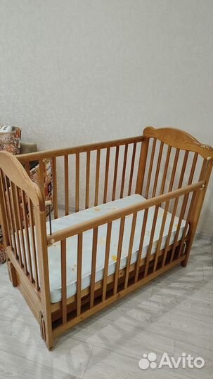 Детская кроватка с маятником