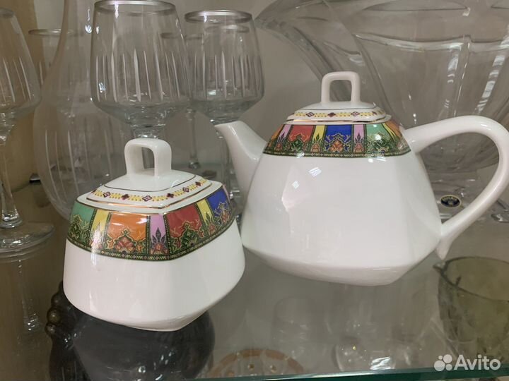 Чайник и сахарница