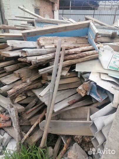 Доски, дрова, двери на доски, оконные рамы