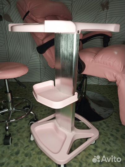 Кушетка космитологическая,тележка космитологическа