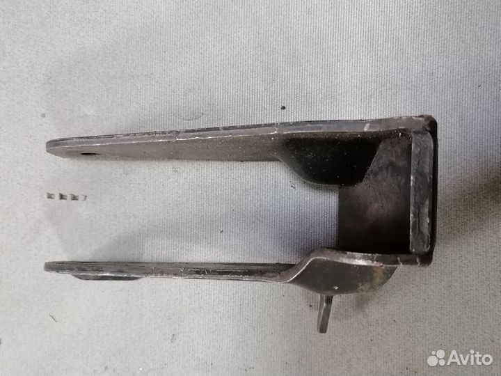 Кронштейн двигателя (742) Mitsubishi Mirage 1991