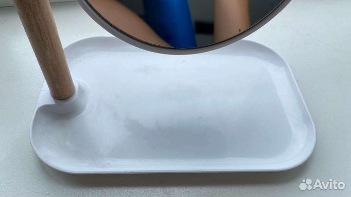 Зеркало с подставкой внизу