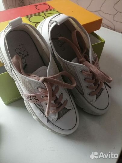 Кроссовки женские