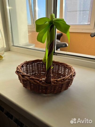 Новая плетёная корзина с ленточкой