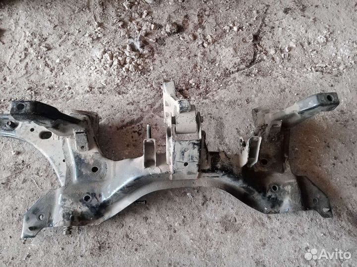 Подрамник двигателя Киа Спектра