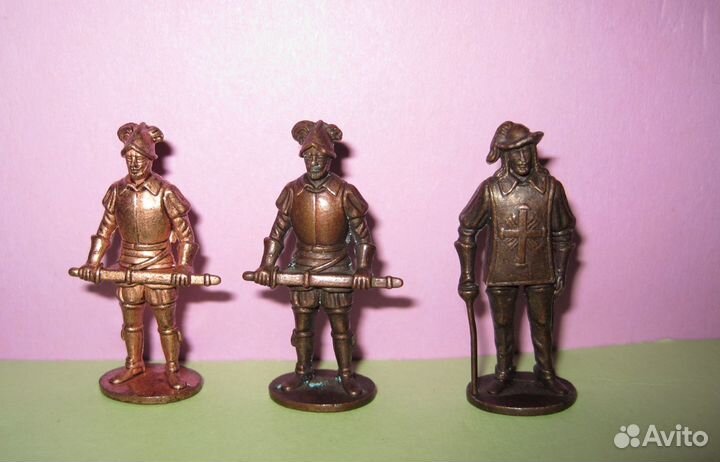 Киндер Солдатики