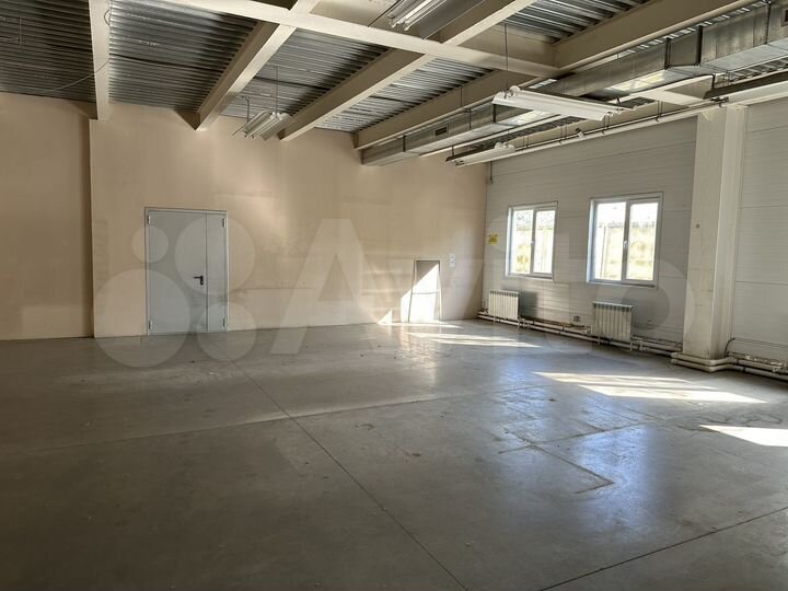 Здание, 1930 м²