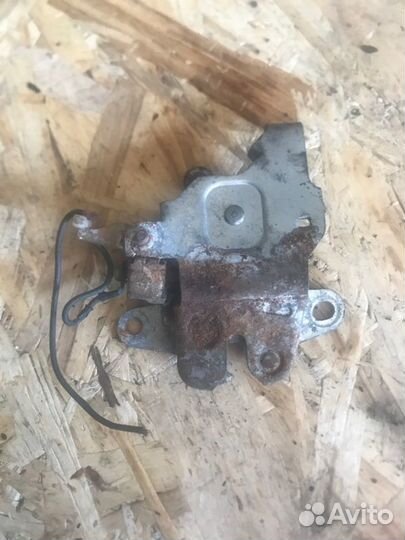 Замок багажника задний Toyota Sprinter Trueno