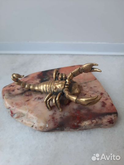 Фигурки знаков зодиака на камне