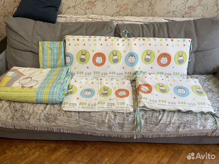 Бампер в кроватку+пастельное белье, б/у