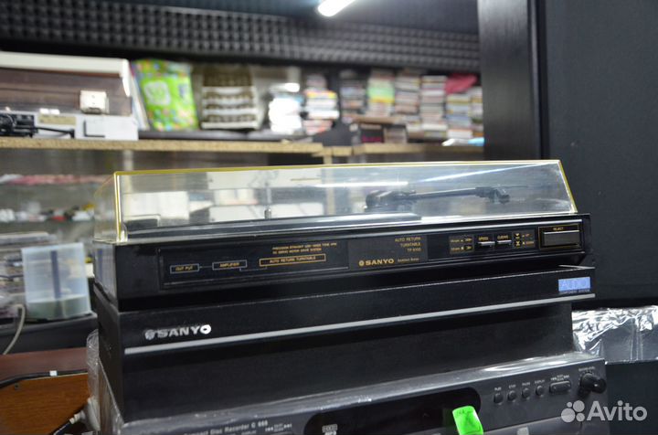 Проигрыватель винила Sanyo TP 6100 на подиуме