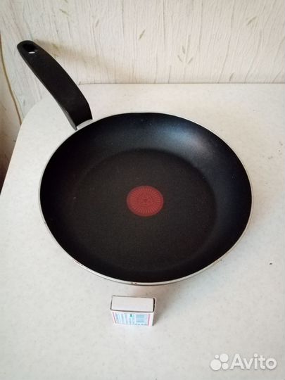 Кастрюли, сковороды, чайник, сахарница