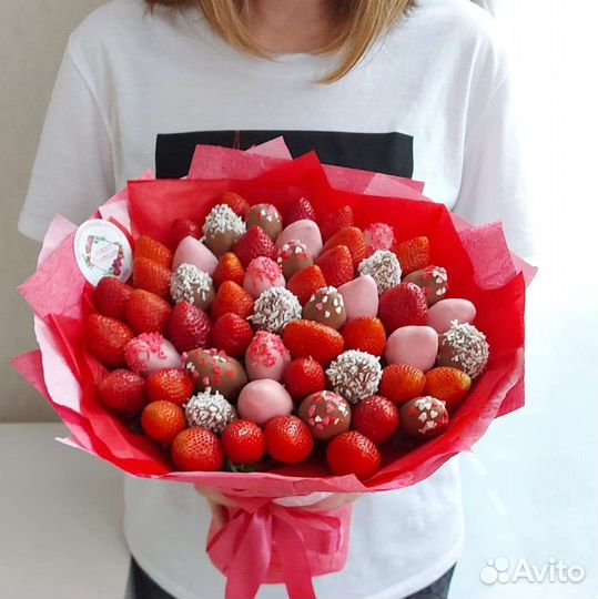 Съедобные букеты из клубники в шоколаде