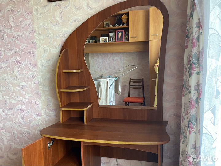 Трюмо с зеркалом