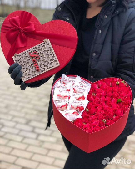 Сердце коробка с цветами и сладостями