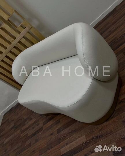 Кожаный диван на металлическом основании