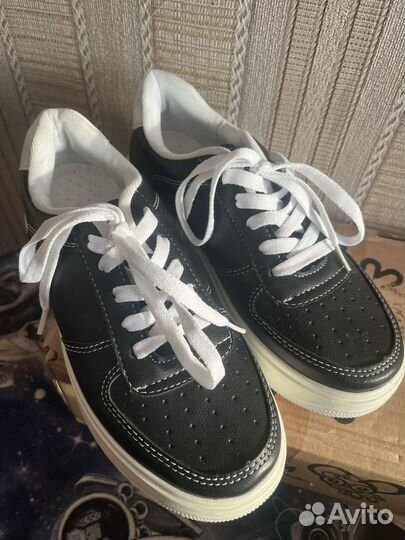 Кроссовки женские. Новые. 36 р