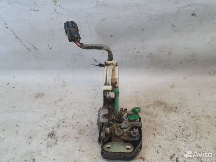 Замок двери передний правый Kia Sorento BL D4CB