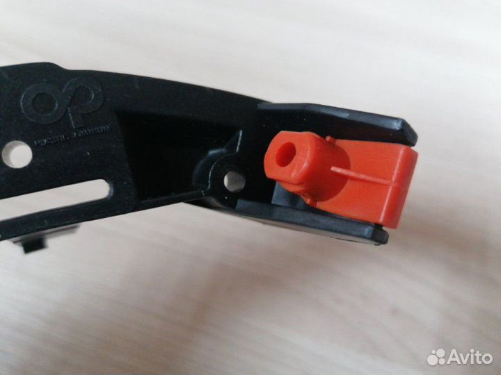 Кронштейн бампера передний правый Opel Astra J