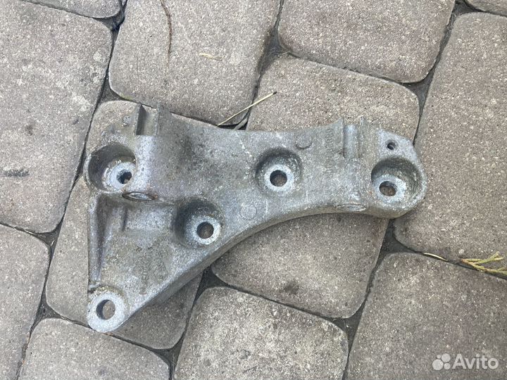 Кронштейн генератора renault