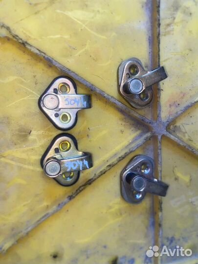 Петля замка двери Renault Kangoo KC0 K4M 2004